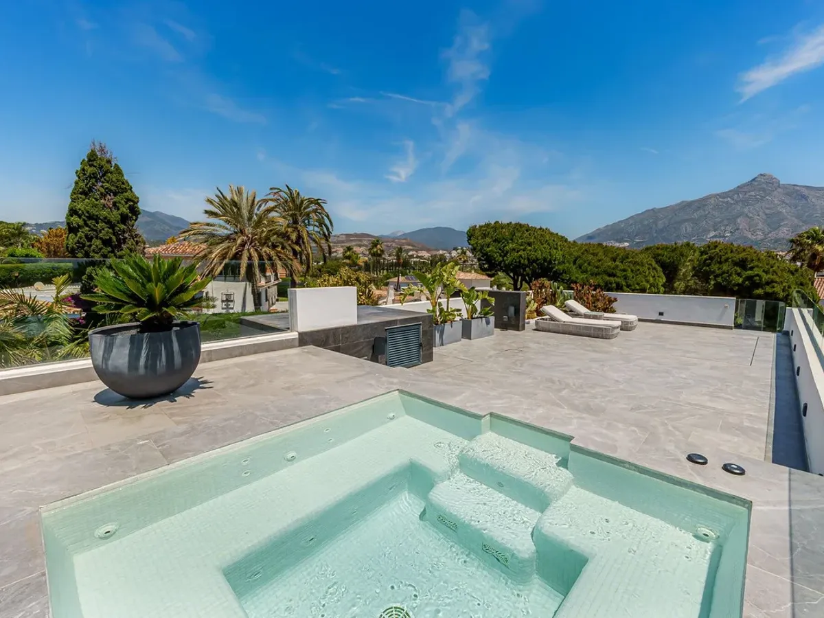 Detached Villa in Nueva Andalucía
