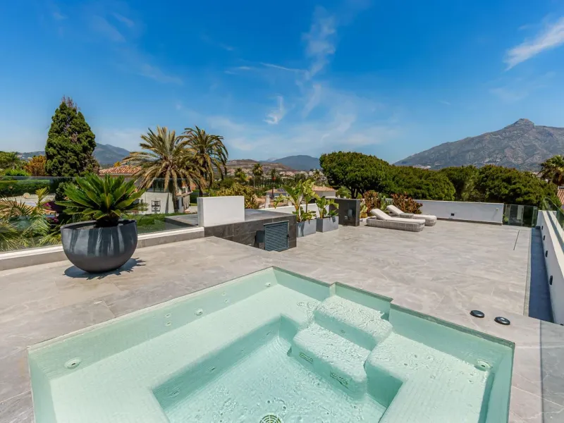 Detached Villa in Nueva Andalucía