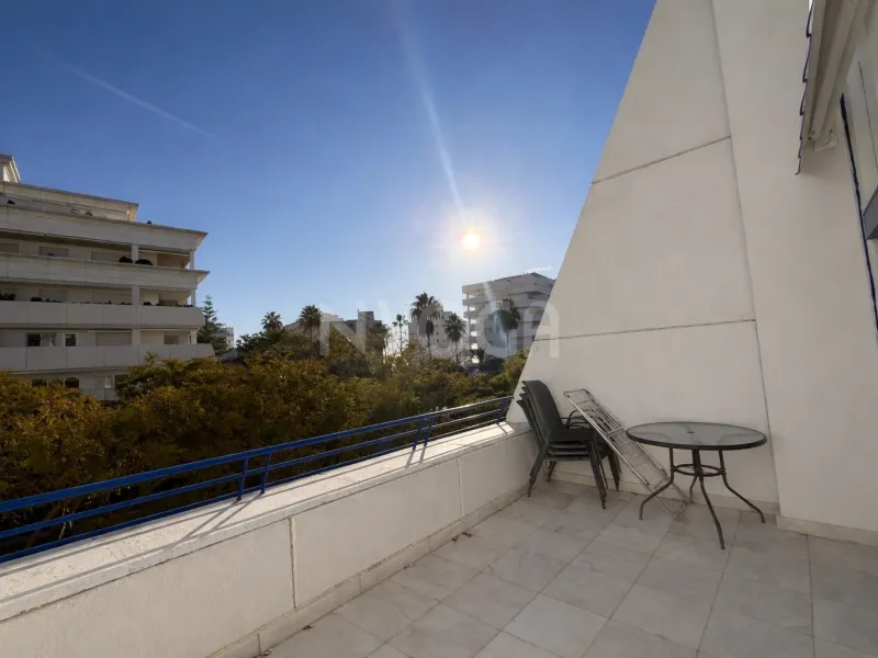 Magnificent duplex just 100 metres from the beach, in the heart of Marbella. 2.400 € month (long term)