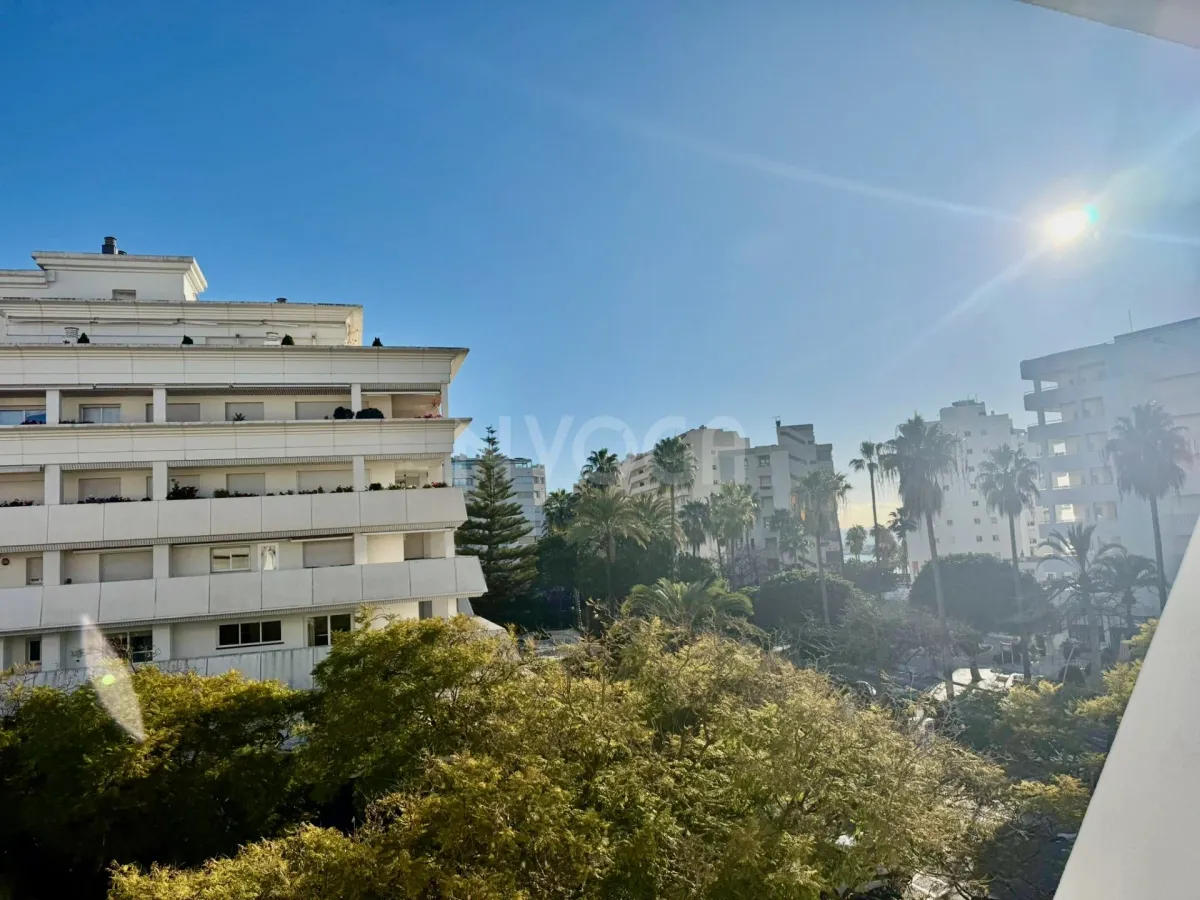 Magnificent duplex just 100 metres from the beach, in the heart of Marbella. 2.400 € month (long term)