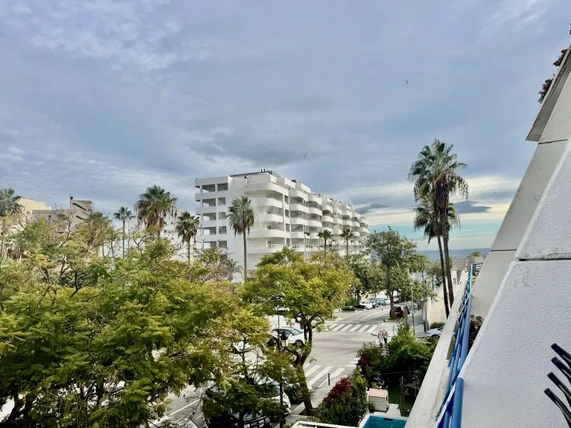 Magnificent duplex just 100 metres from the beach, in the heart of Marbella. 2.400 € month (long term)