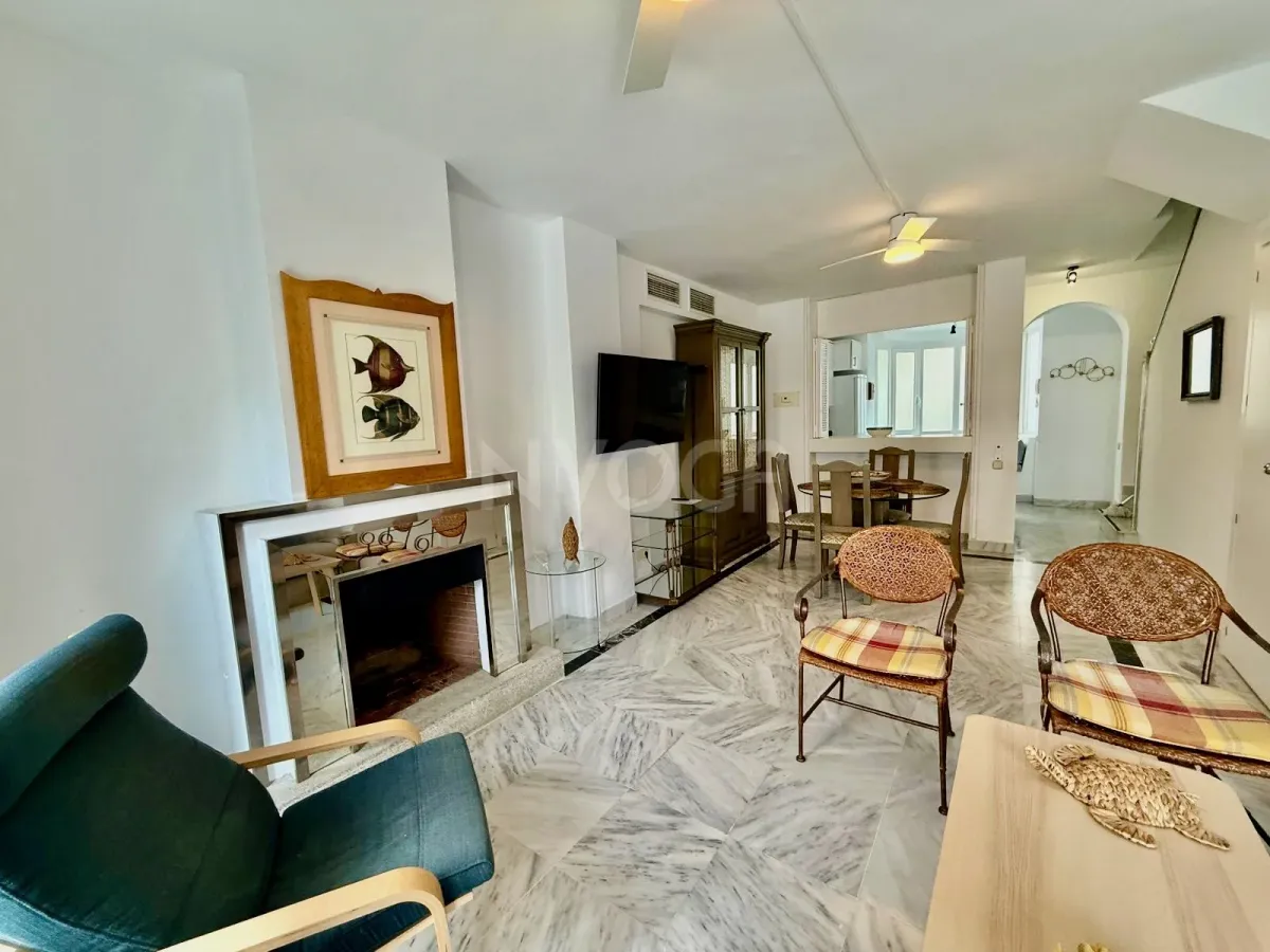 Magnificent duplex just 100 metres from the beach, in the heart of Marbella. 2.400 € month (long term)