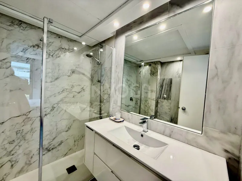 Magnificent duplex just 100 metres from the beach, in the heart of Marbella. 2.400 € month (long term)