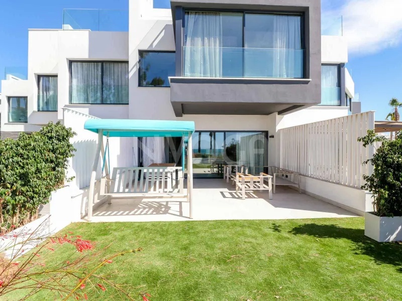 Marvellous frontline beach 3 beds home in Estepona, South orientation and fantastic sea views 2.350.000 €