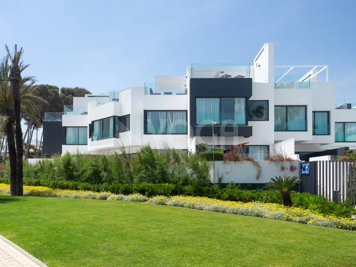 Marvellous frontline beach 3 beds home in Estepona, South orientation and fantastic sea views 2.350.000 €