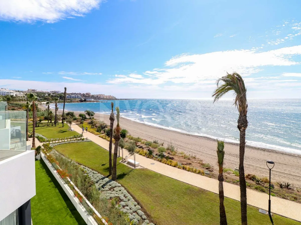 Marvellous frontline beach 3 beds home in Estepona, South orientation and fantastic sea views 2.350.000 €