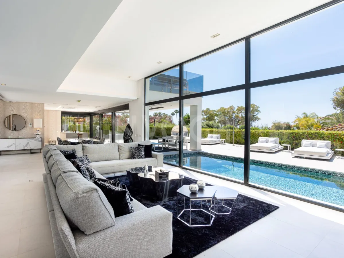 Spectacular villa with sea views located in Los Monteros, one of the most exclusive areas of Marbella. 4.950.000 €