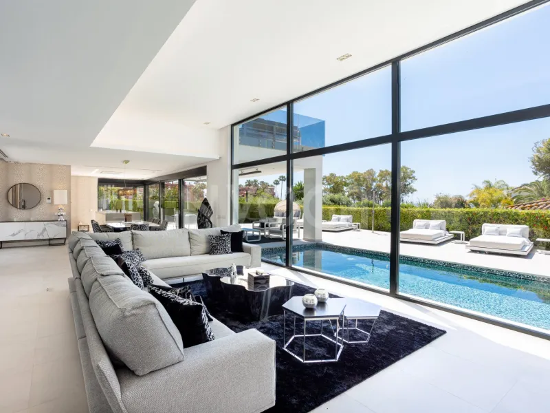 Spectacular villa with sea views located in Los Monteros, one of the most exclusive areas of Marbella. 4.950.000 €