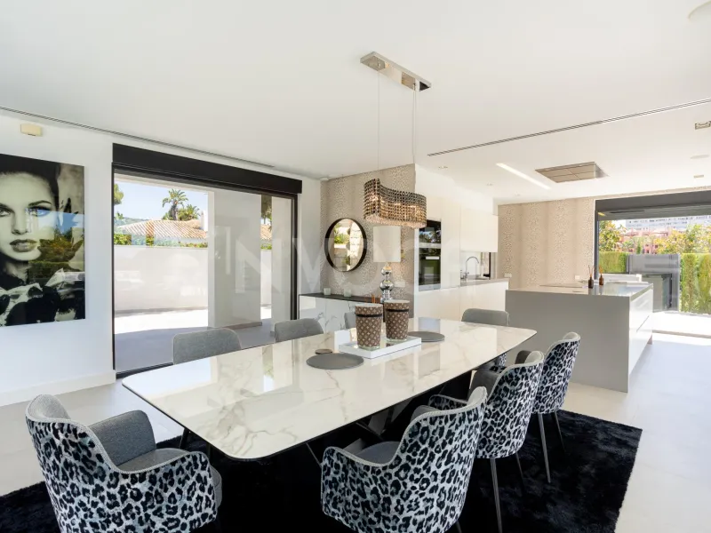 Spectacular villa with sea views located in Los Monteros, one of the most exclusive areas of Marbella. 4.950.000 €