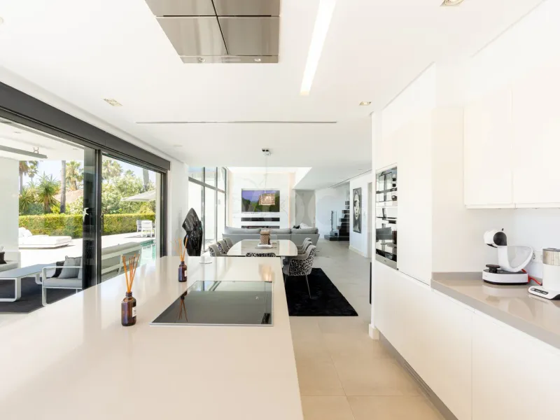 Spectacular villa with sea views located in Los Monteros, one of the most exclusive areas of Marbella. 4.950.000 €