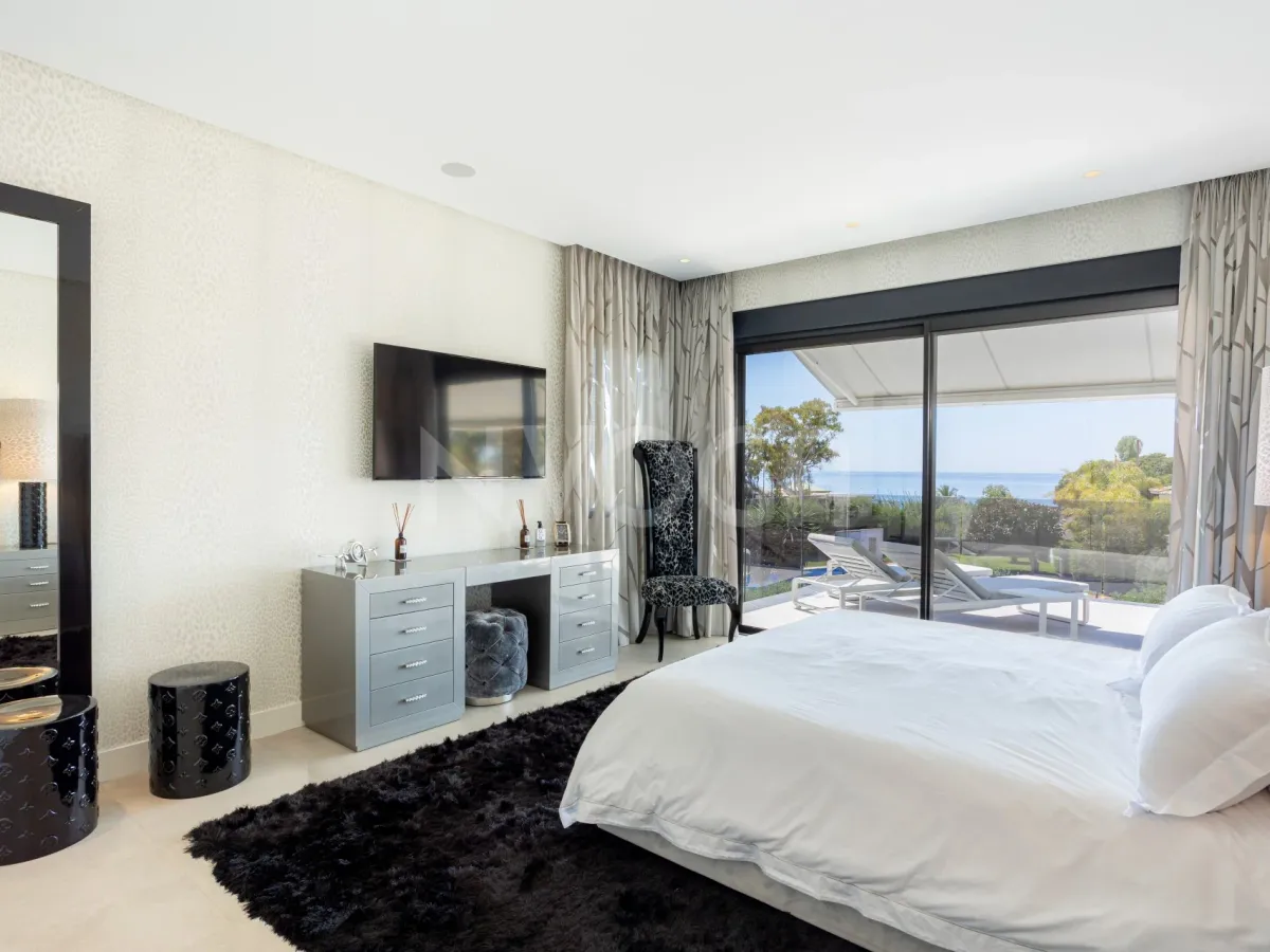 Spectacular villa with sea views located in Los Monteros, one of the most exclusive areas of Marbella. 4.950.000 €