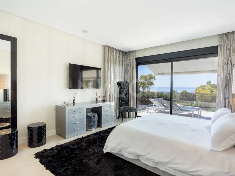 Spectacular villa with sea views located in Los Monteros, one of the most exclusive areas of Marbella. 4.950.000 €