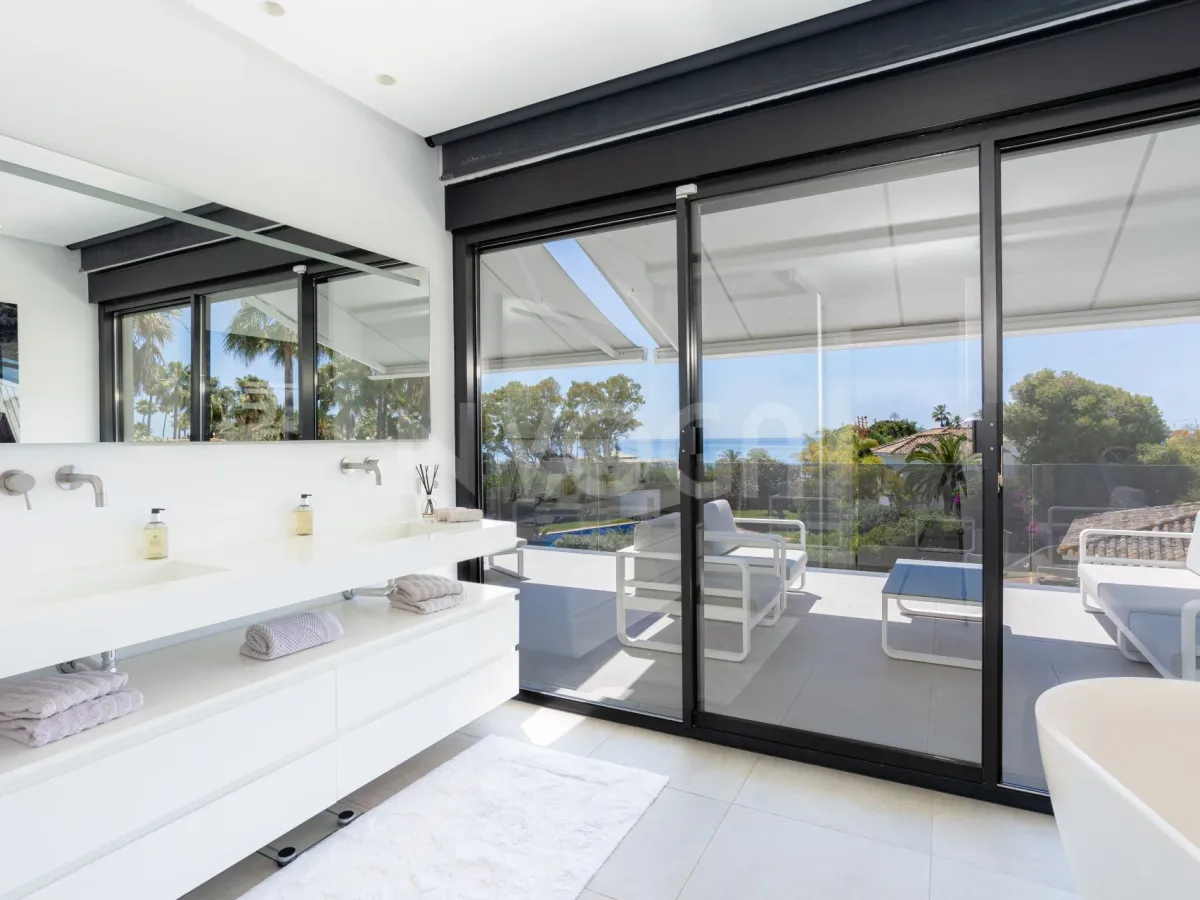 Spectacular villa with sea views located in Los Monteros, one of the most exclusive areas of Marbella. 4.950.000 €