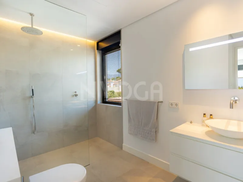 Spectacular villa with sea views located in Los Monteros, one of the most exclusive areas of Marbella. 4.950.000 €