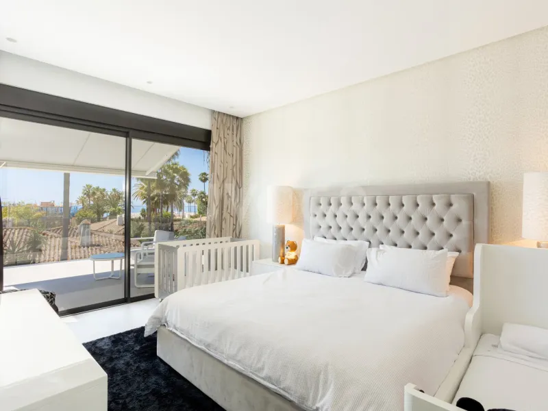 Spectacular villa with sea views located in Los Monteros, one of the most exclusive areas of Marbella. 4.950.000 €