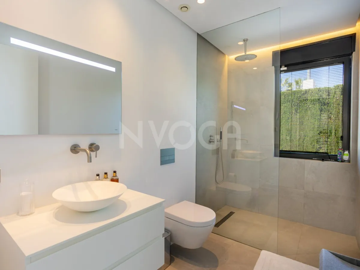 Spectacular villa with sea views located in Los Monteros, one of the most exclusive areas of Marbella. 4.950.000 €