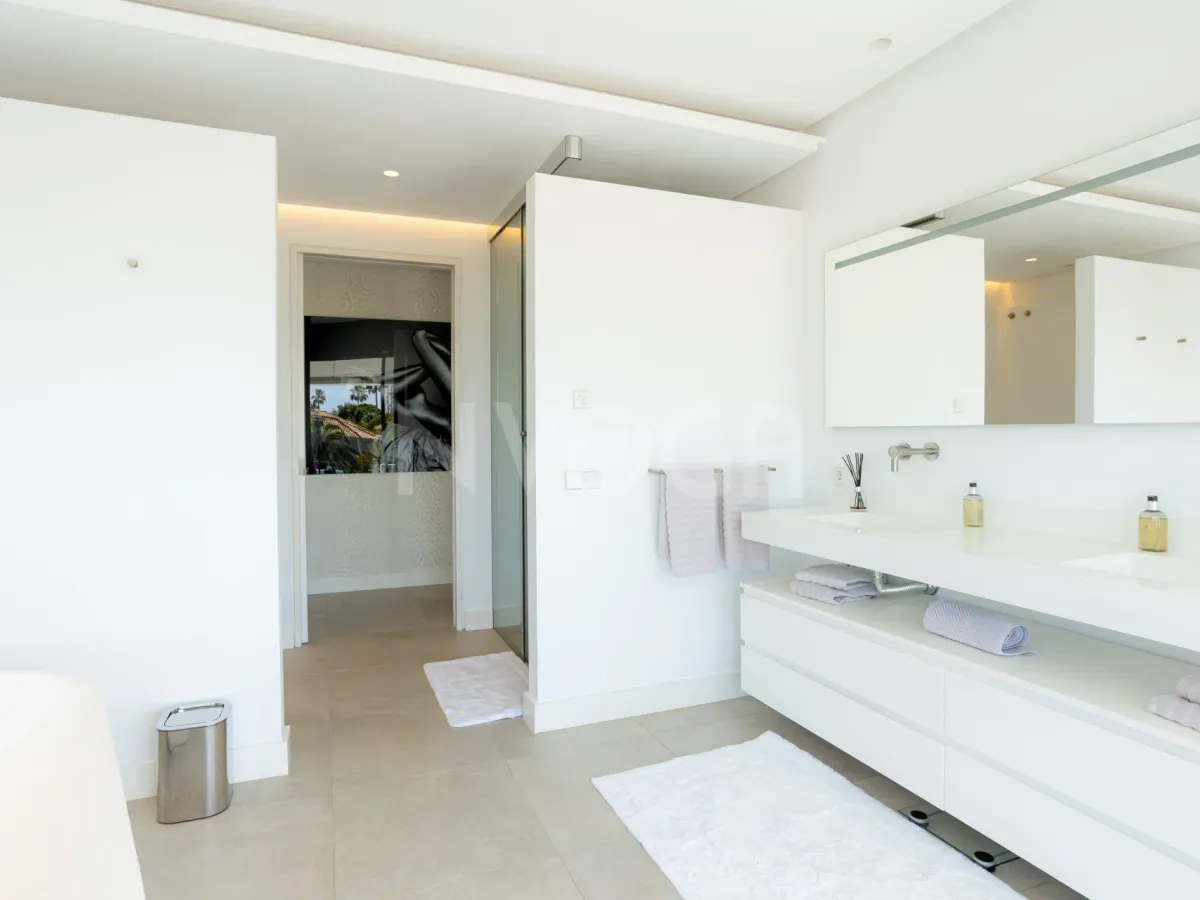 Spectacular villa with sea views located in Los Monteros, one of the most exclusive areas of Marbella. 4.950.000 €