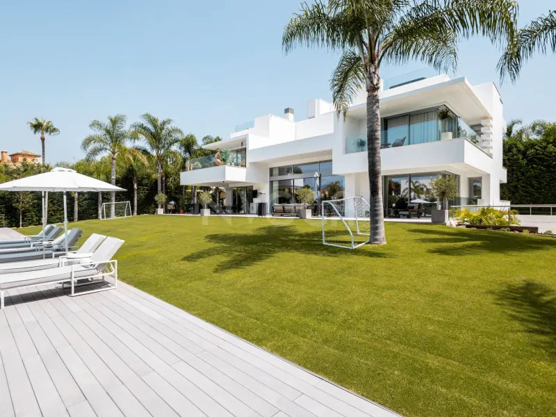 Luxury Six-Bedroom Villa in Guadalmina Baja, Marbella 6.400.000 €