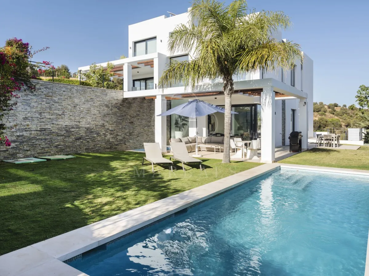 Modern 5-bedroom villa in a secure gated community near Marbella