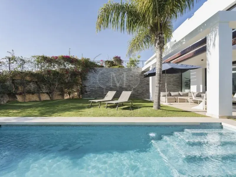 Modern 5-bedroom villa in a secure gated community near Marbella