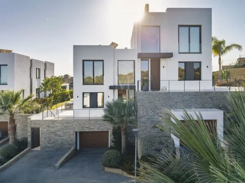 Modern 5-bedroom villa in a secure gated community near Marbella