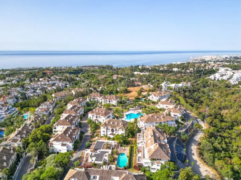 Wonderful three bedroom, south east facing duplex penthouse in the exclusive and gated community of Monte Paraiso on the Golden Mile