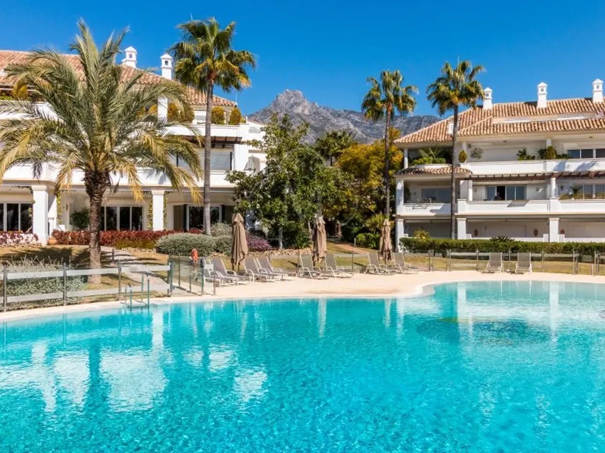 Wonderful three bedroom, south east facing duplex penthouse in the exclusive and gated community of Monte Paraiso on the Golden Mile