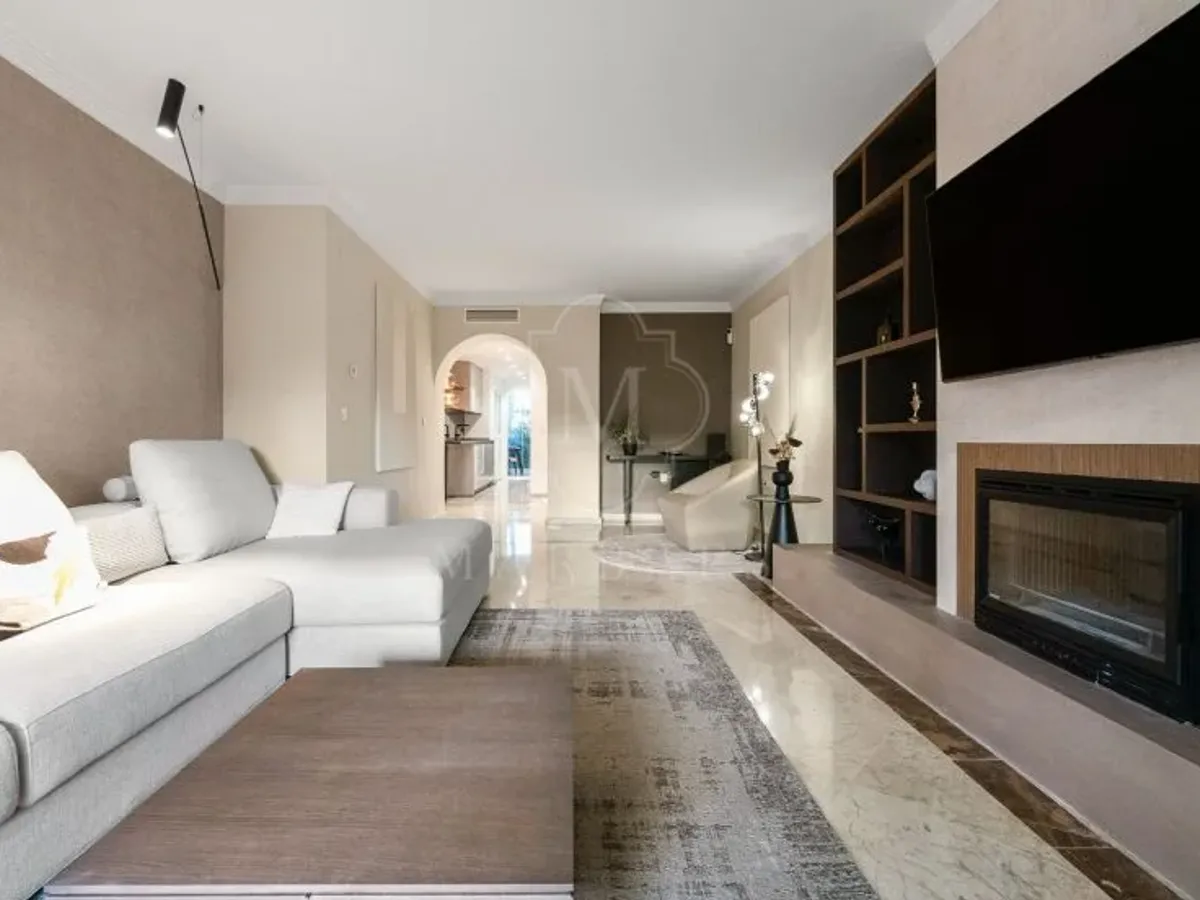 Wonderful three bedroom, south east facing duplex penthouse in the exclusive and gated community of Monte Paraiso on the Golden Mile