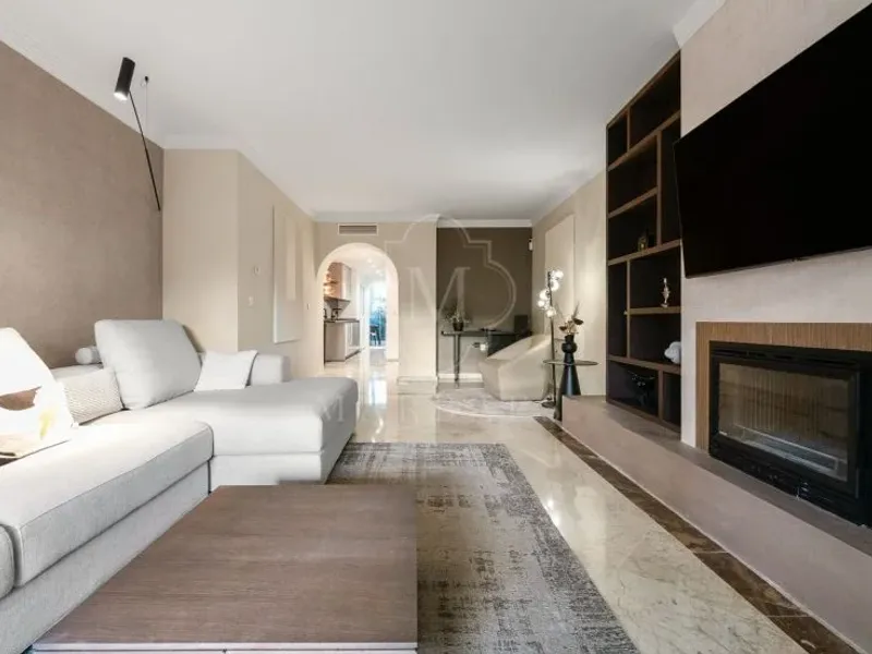 Wonderful three bedroom, south east facing duplex penthouse in the exclusive and gated community of Monte Paraiso on the Golden Mile