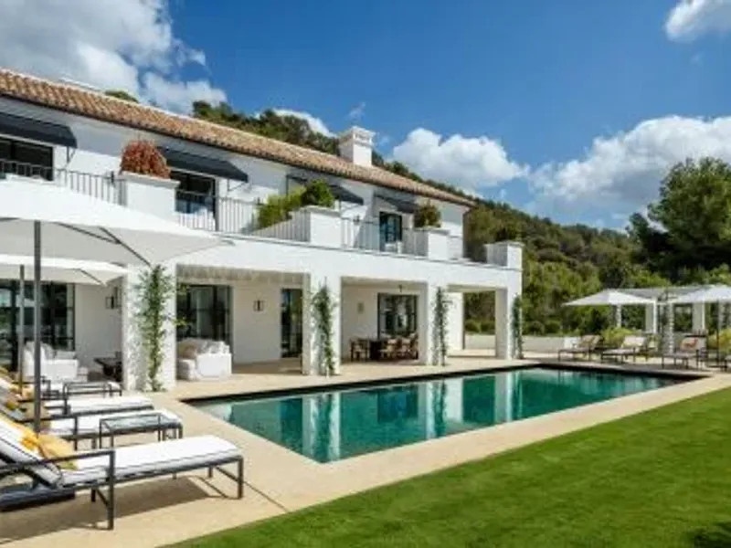 Modern Luxury Villa with Mediterranean Views in Cascada de Camoján