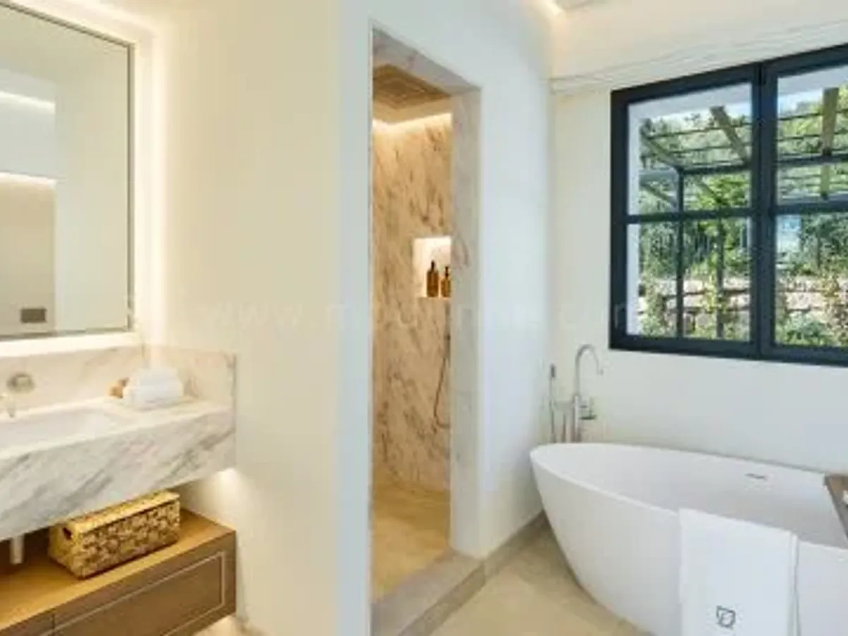 Modern Luxury Villa with Mediterranean Views in Cascada de Camoján