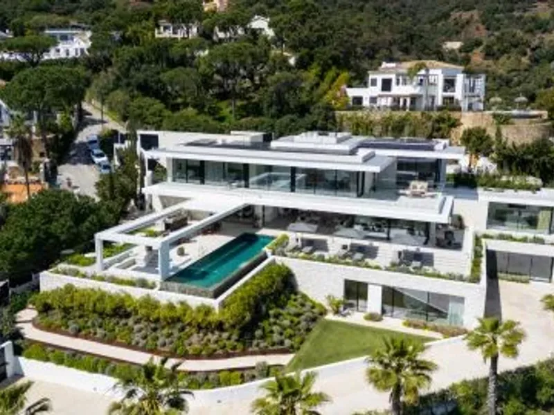 Modern Luxury Villa with Panoramic Views in El Madroñal