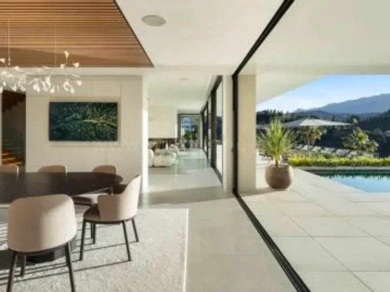 Modern Luxury Villa with Panoramic Views in El Madroñal