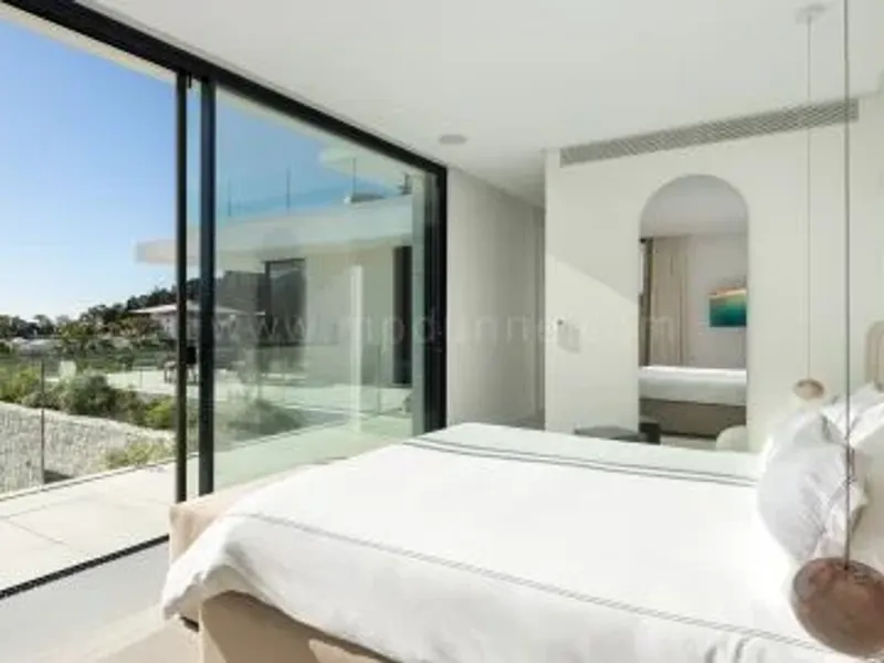 Modern Luxury Villa with Panoramic Views in El Madroñal