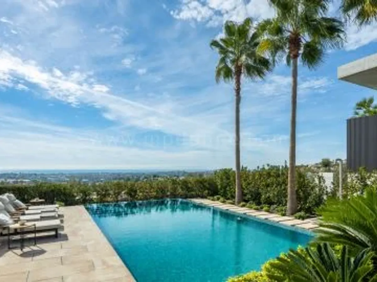 Luxury Villa with Panoramic Views in La Quinta