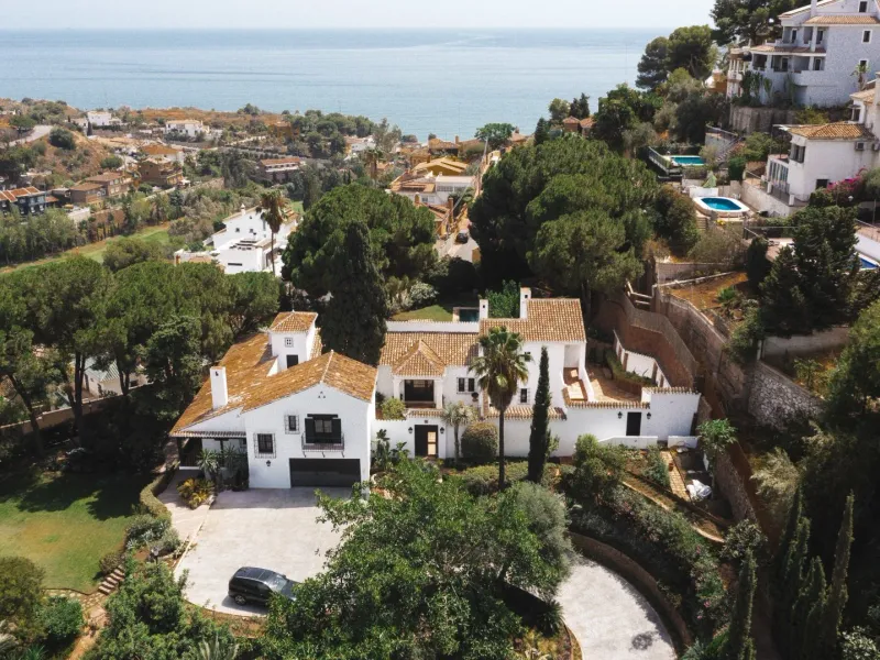 Charming Andalusian style villa recently renovated, next to a golf course