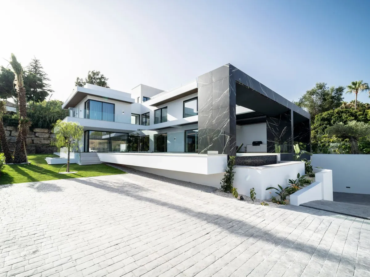 Exceptional new-build luxury villa with panoramic views in El Paraiso, Estepona East