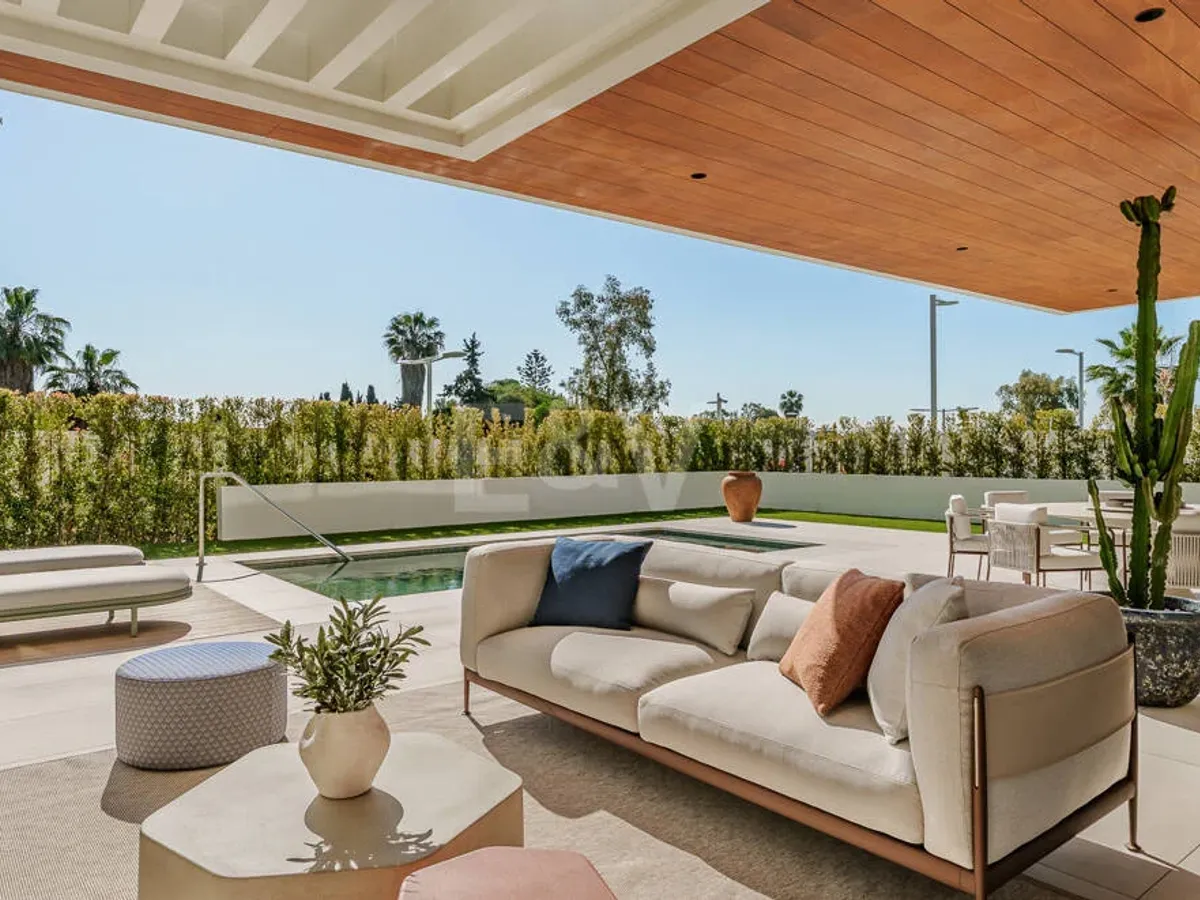 Villa-Style Triplex with Private Garden and Sea Views on Marbella’s Golden Mile