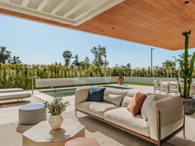 Villa-Style Triplex with Private Garden and Sea Views on Marbella’s Golden Mile