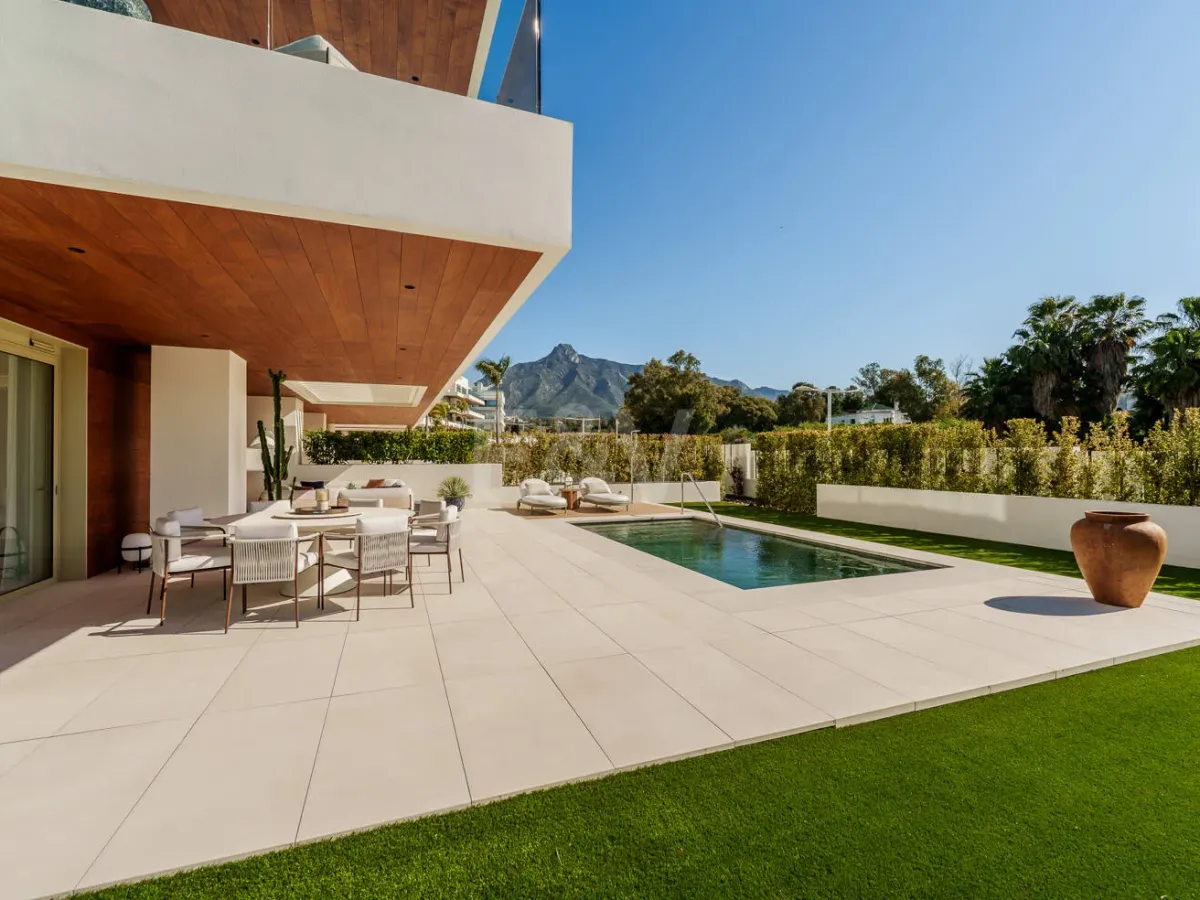 Villa-Style Triplex with Private Garden and Sea Views on Marbella’s Golden Mile