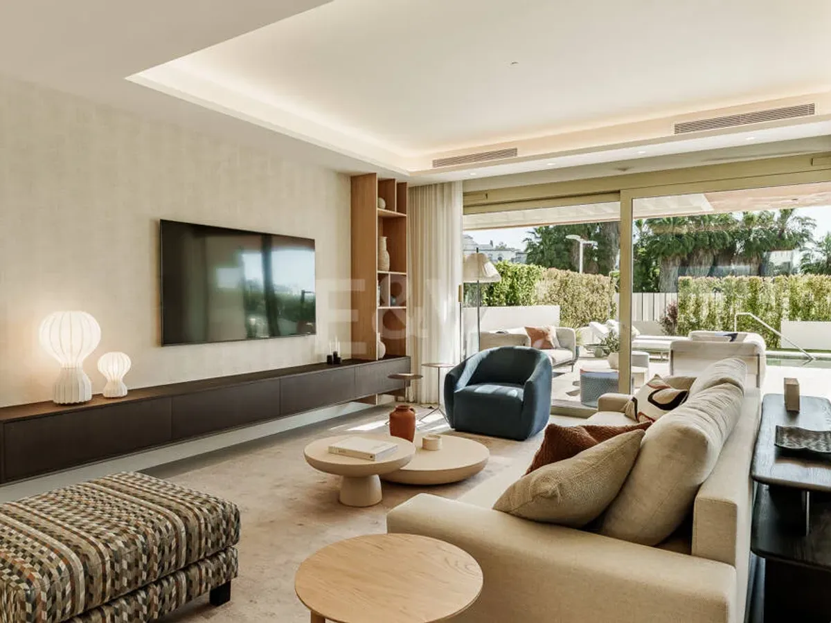 Villa-Style Triplex with Private Garden and Sea Views on Marbella’s Golden Mile