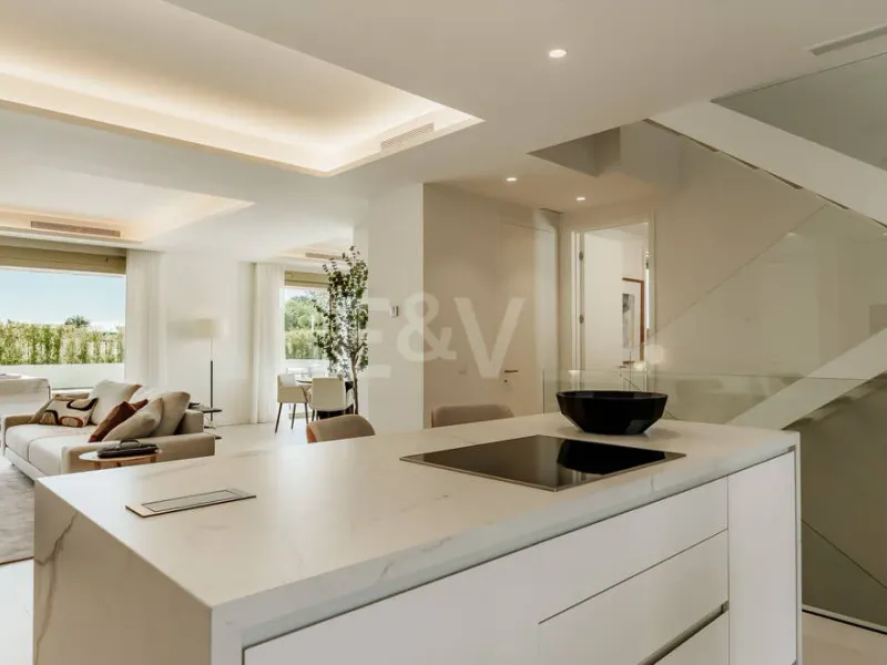 Villa-Style Triplex with Private Garden and Sea Views on Marbella’s Golden Mile