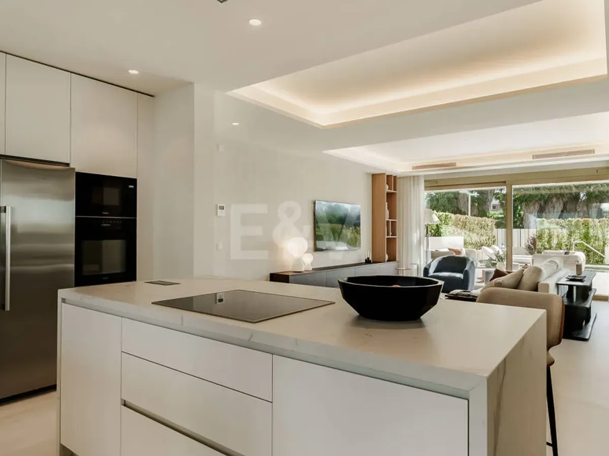 Villa-Style Triplex with Private Garden and Sea Views on Marbella’s Golden Mile