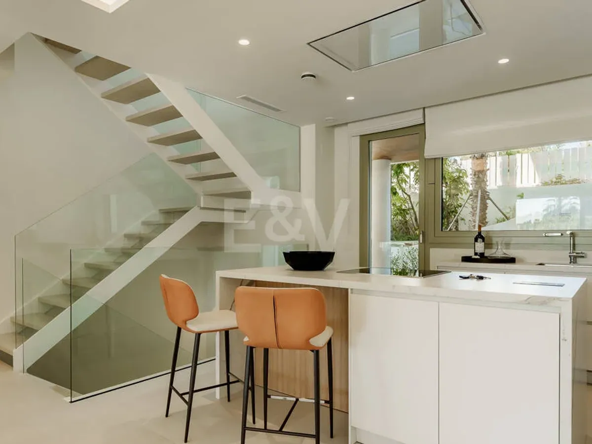 Villa-Style Triplex with Private Garden and Sea Views on Marbella’s Golden Mile