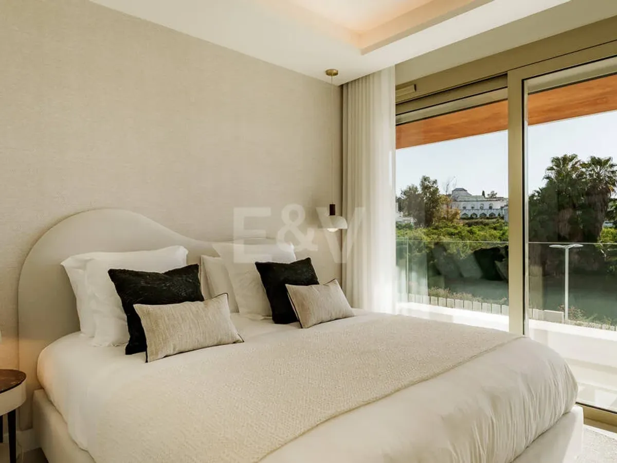 Villa-Style Triplex with Private Garden and Sea Views on Marbella’s Golden Mile