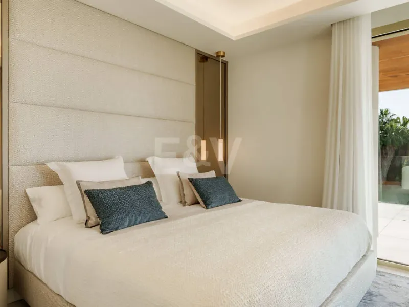 Villa-Style Triplex with Private Garden and Sea Views on Marbella’s Golden Mile