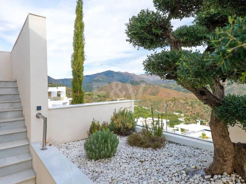 Exclusive South-Facing Penthouse in Palo Alto Marbella with Panoramic Sea Views