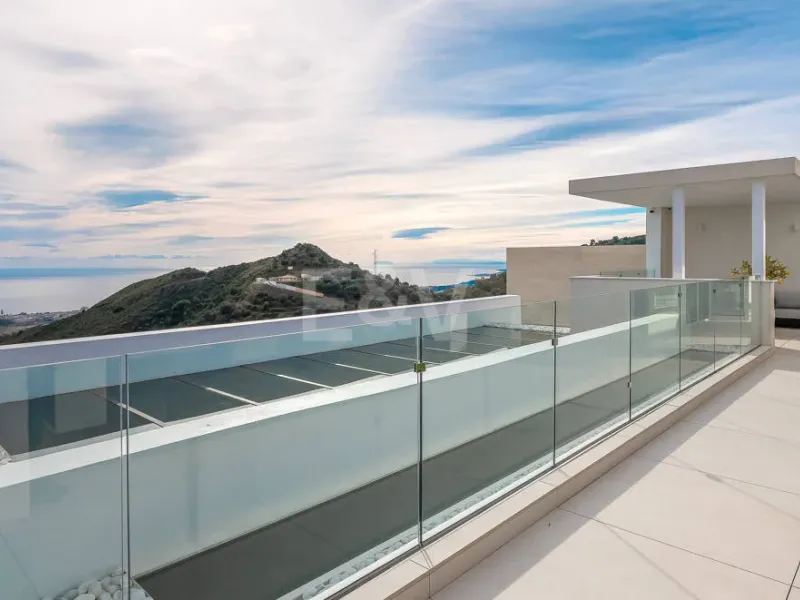 Exclusive South-Facing Penthouse in Palo Alto Marbella with Panoramic Sea Views