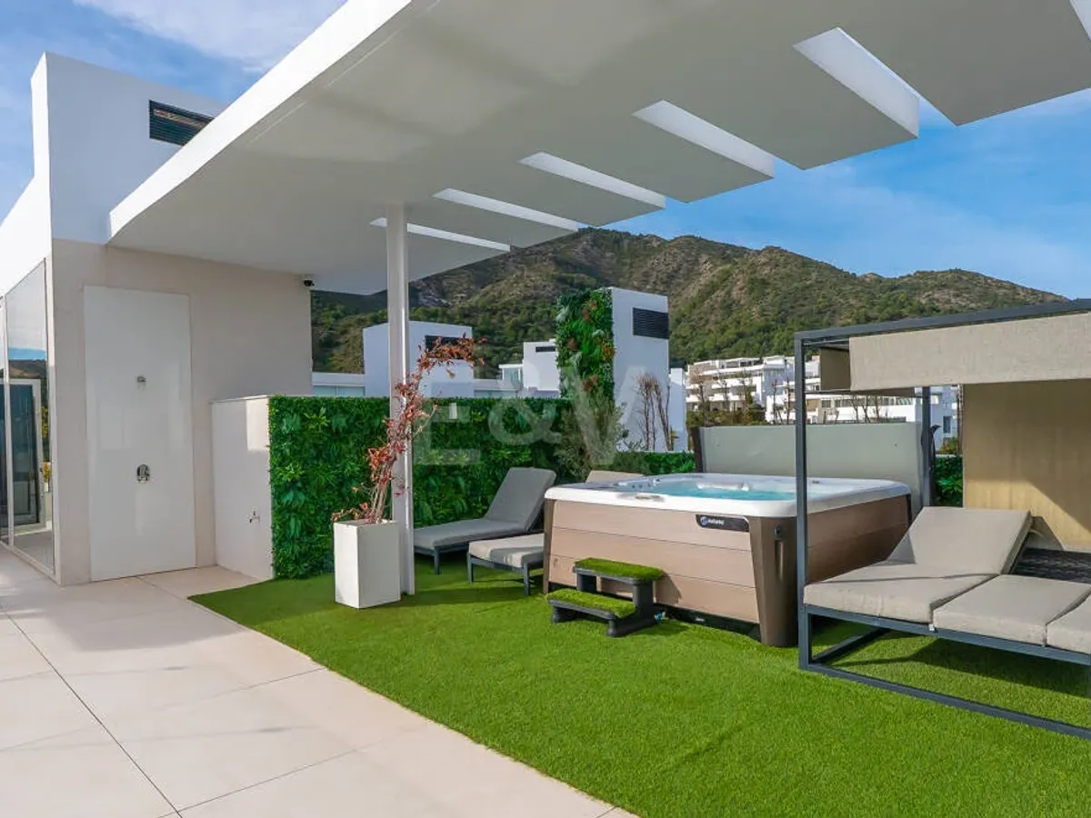 Exclusive South-Facing Penthouse in Palo Alto Marbella with Panoramic Sea Views