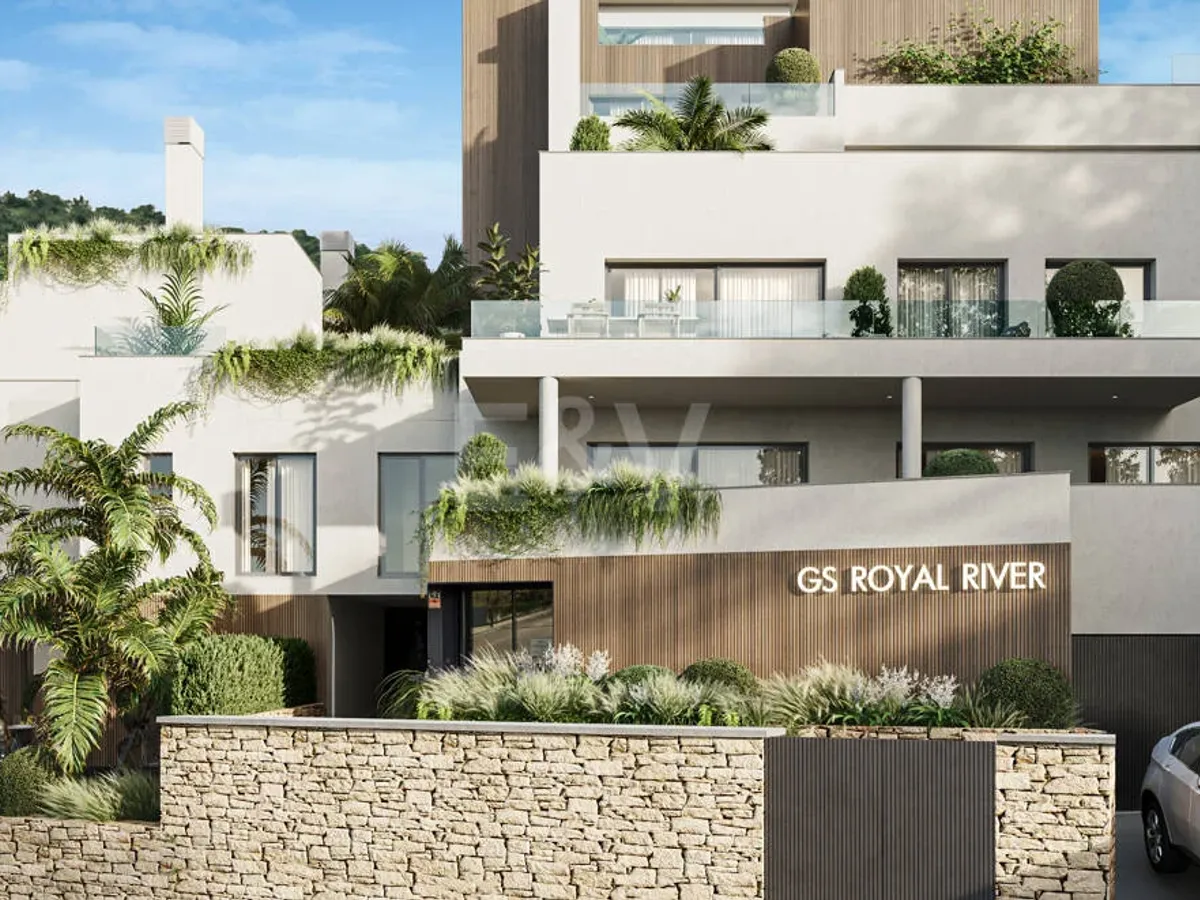 Luxury Middle-Floor Apartment with Plunge Pool and Panoramic Terrace